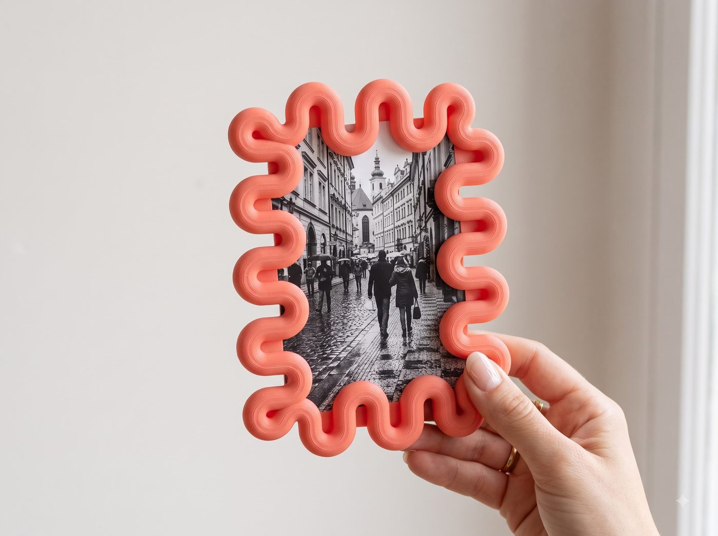Tedha squiggle photo frame